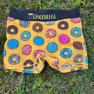 Chicknlegs Women’s Donut 3” Race compression shorts